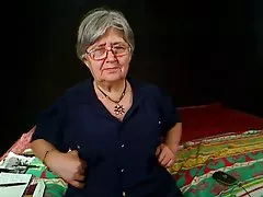 青少年日本Erika niiyama想要一些注意到她的阴部