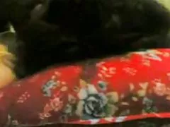 娃娃脸的黑发女获得俏皮带木尺