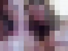 金发与自然的胸自己的手指的地板上
