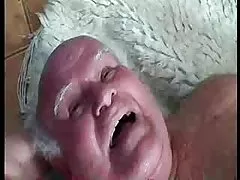 两个热非洲美女洁具拧的健身教练的指导