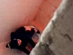肌肉的女孩需要精子的二头肌